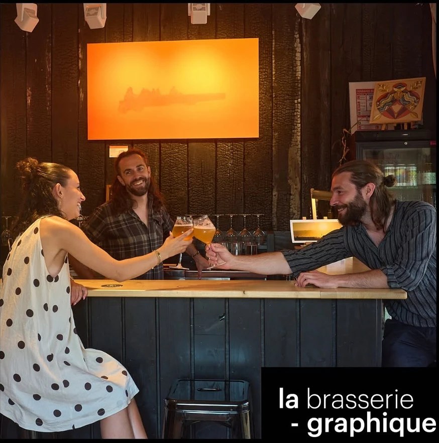 Flying Car, 70 × 124 cm, accroché au-dessus du bar de la Brasserie Graphique à Carantec
